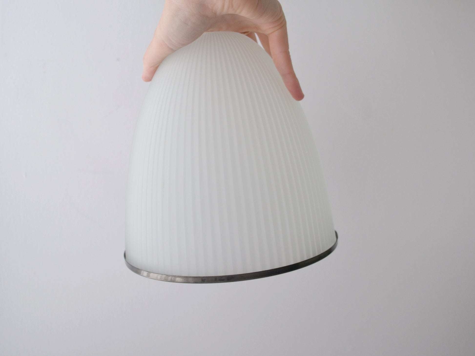 pojedynczy klosz, widok z boku:
Single ribbed milk glass dome pendant shade, Holophane style, mid-century modern, side profile view