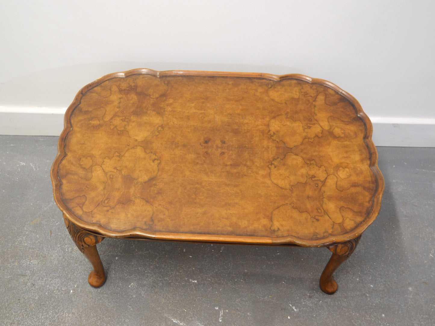 Richly figured burr walnut veneer top, Queen Anne coffee table, Bevan Funnell Reprodux, circa 1970s.