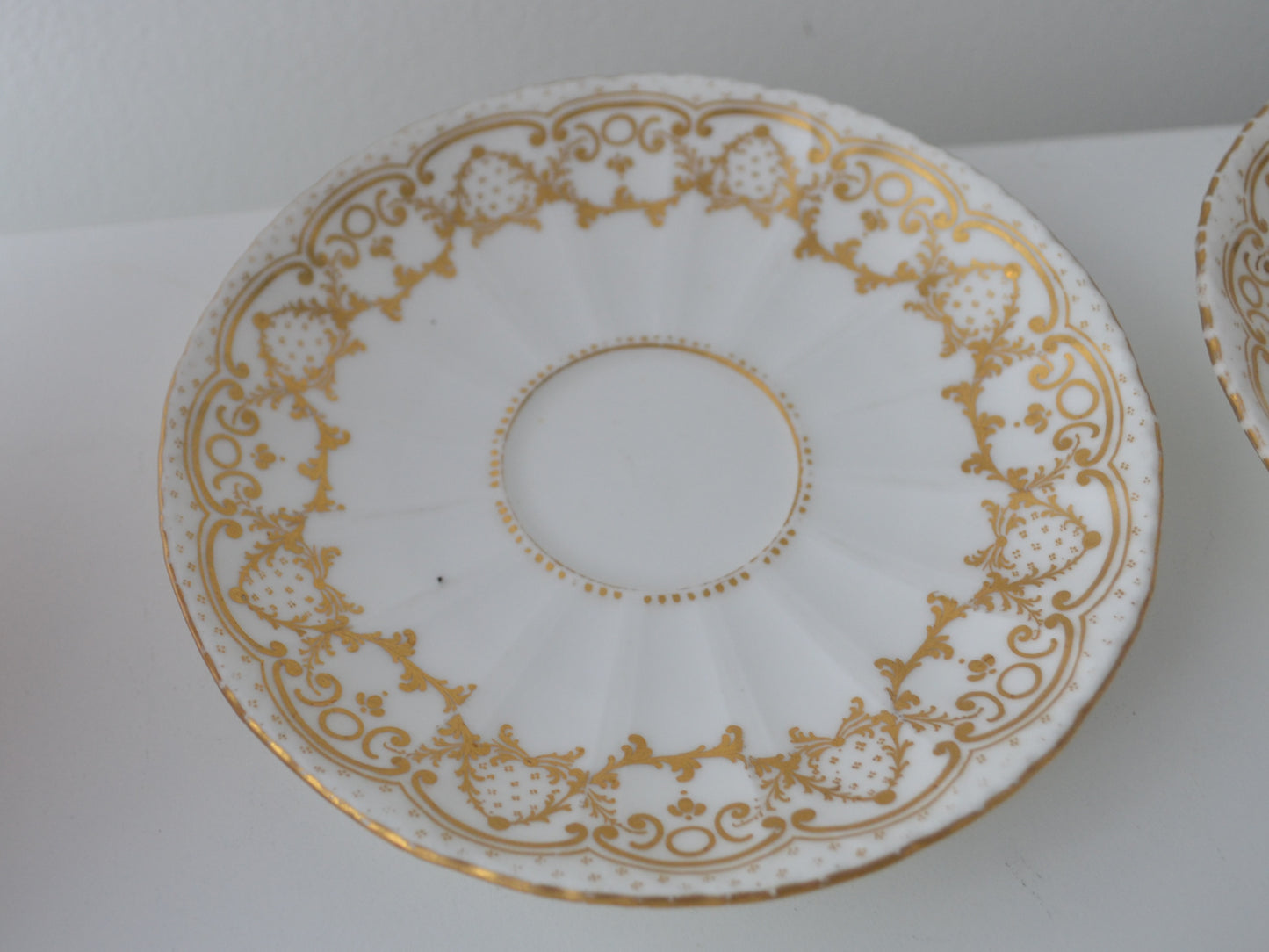 Davenport Staffordshire saucer, gilt scrollwork border, 14cm diameter, circa 1800-1830