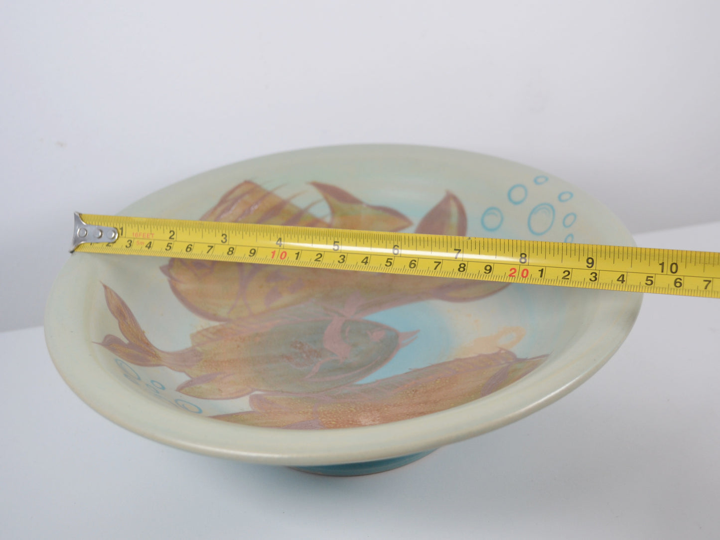Width measurement of Gray's Pottery fish charger showing 25cm diameter, pattern A1017