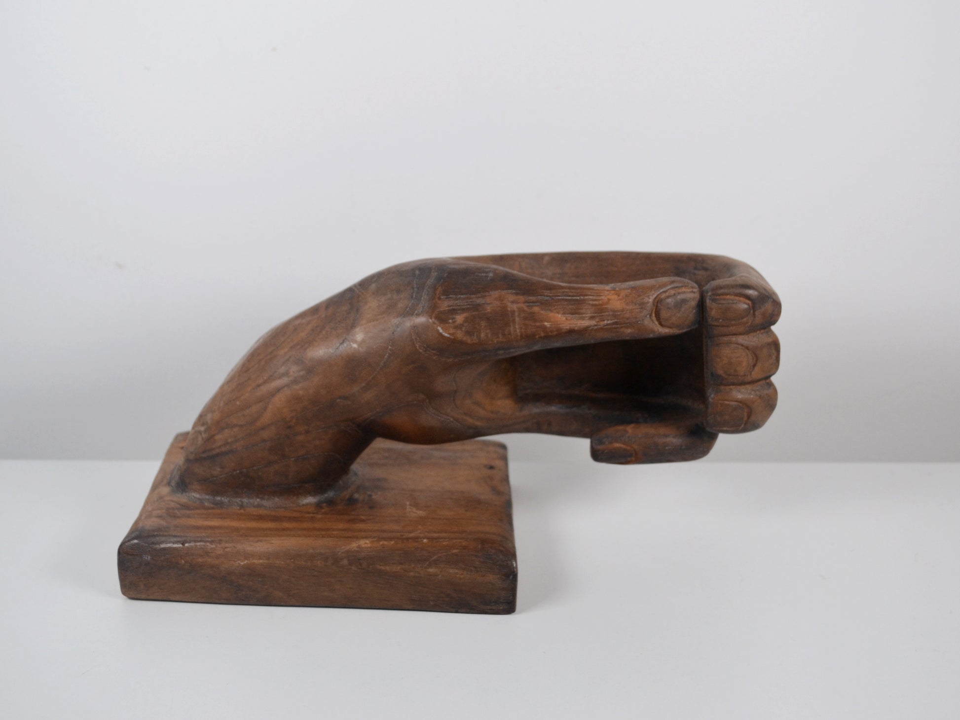 Hand-carved hardwood hand sculpture vide poche on rectangular plinth, brutalist folk art, circa 1960s–1970s, side view.