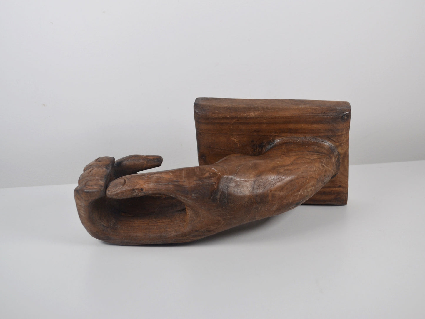 Hand-carved hardwood hand sculpture vide poche, natural patina, circa 1960s–1970s, reverse side view.