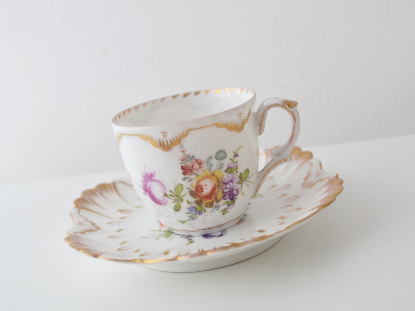 Hand-painted Blumenmalerei bouquet detail, Dresden porcelain cup, R. Grossbaum &amp; Söhne, shell-relief body, gilded cartouche, circa 1892–1914