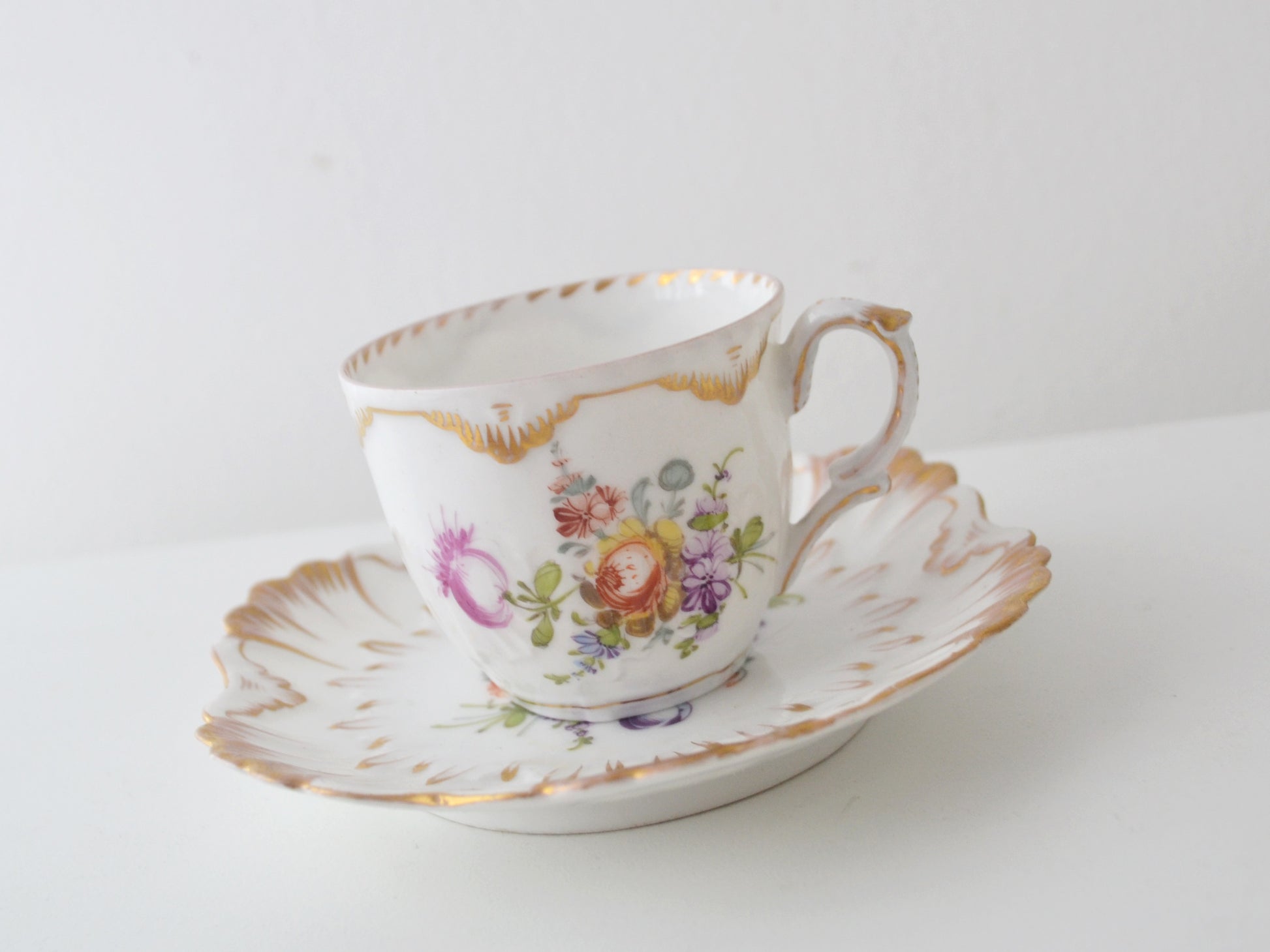 Hand-painted Blumenmalerei bouquet detail, Dresden porcelain cup, R. Grossbaum &amp; Söhne, shell-relief body, gilded cartouche, circa 1892–1914