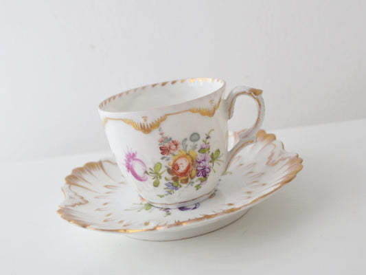 Hand-painted Blumenmalerei bouquet detail, Dresden porcelain cup, R. Grossbaum &amp; Söhne, shell-relief body, gilded cartouche, circa 1892–1914