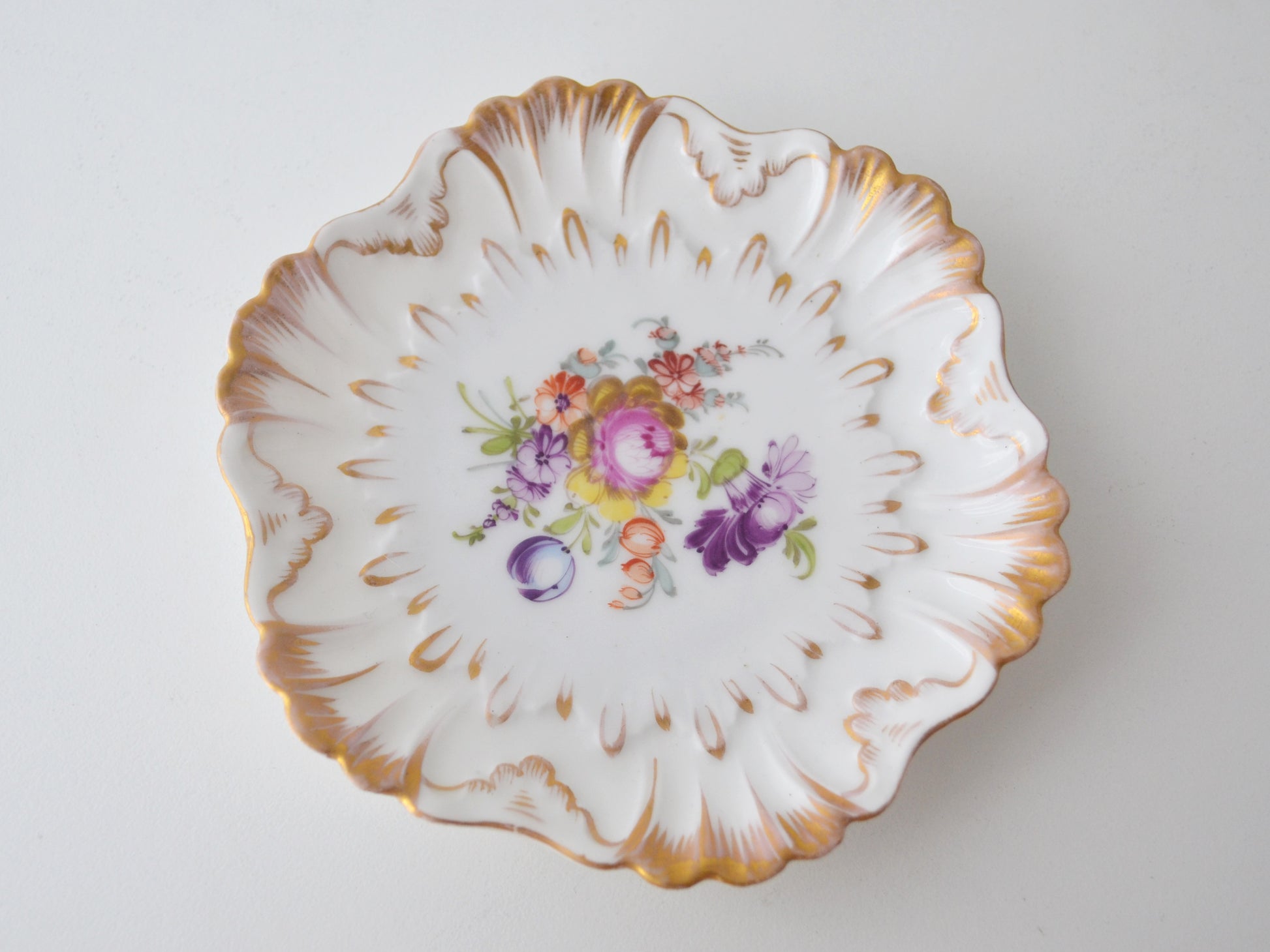Dresden porcelain scalloped saucer, shell-relief moulding, hand-painted floral bouquet, gilded edge, R. Grossbaum &amp; Söhne circa 1892–1914