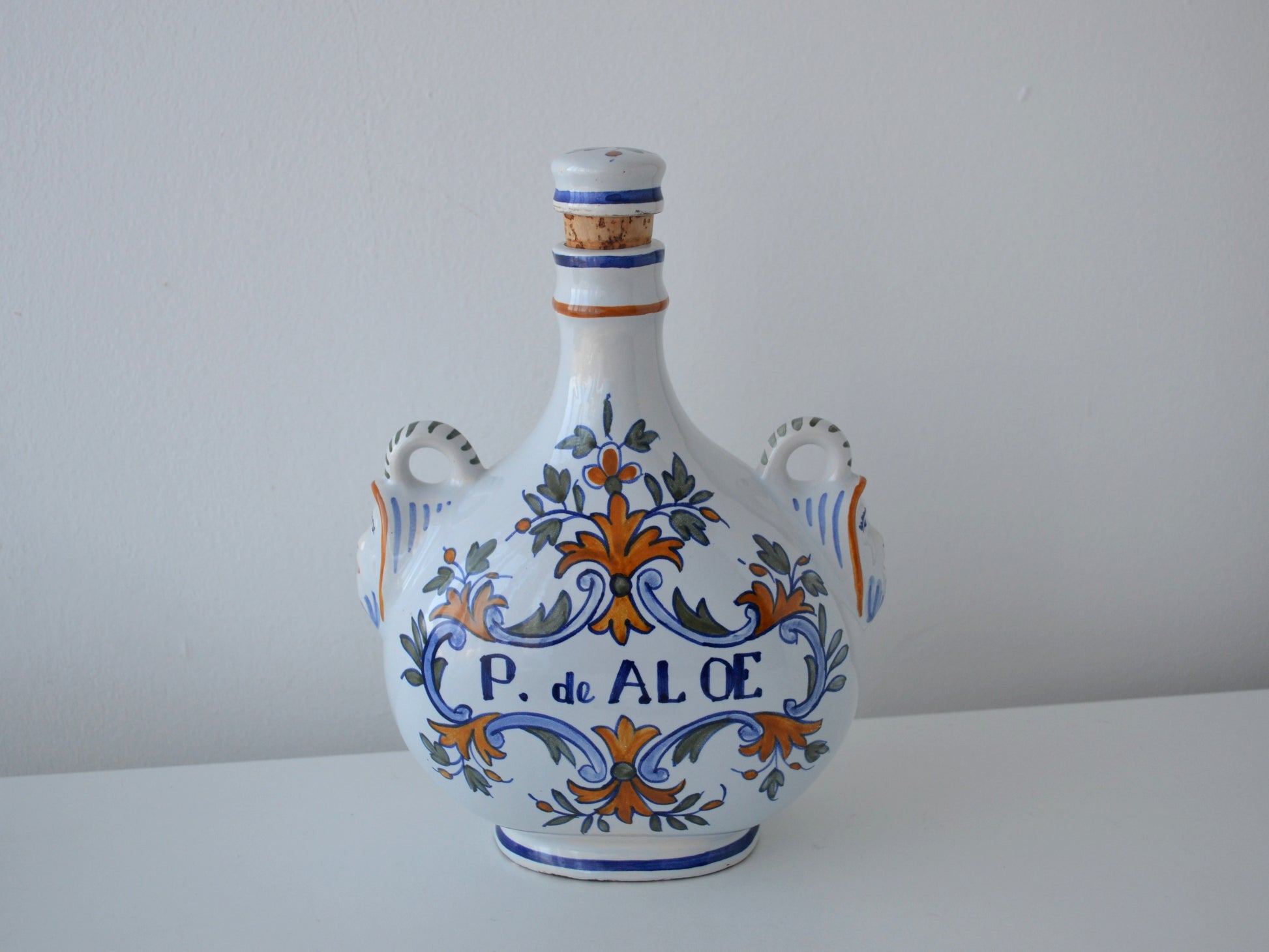 French faience apothecary jar albarello inscribed P. de ALOE, hand-painted, original cork, circa 18th–19th century, front view.