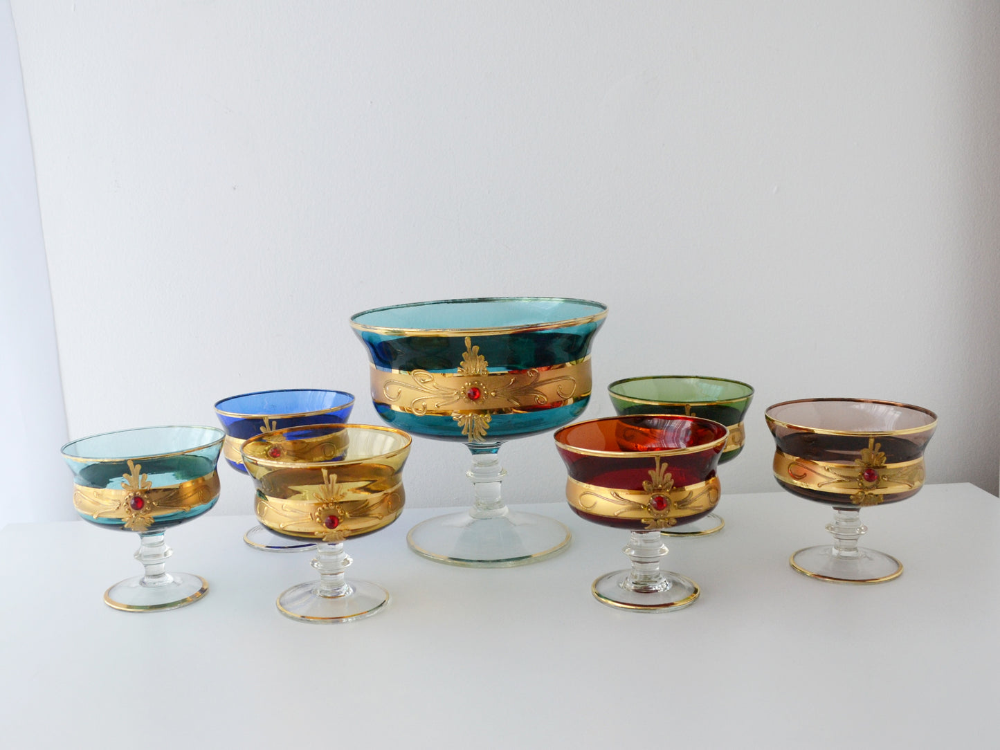 Venetian Murano style 7-piece glass dessert set, multicolour with gold and ruby jewels, Italy circa 1950s, full set view.