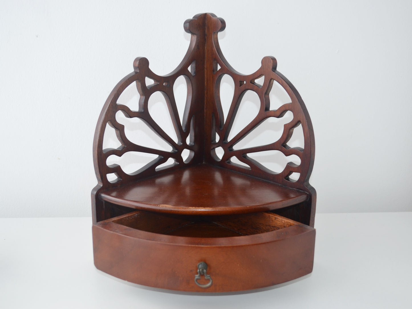 Georgian mahogany corner wall shelf, Chippendale fan fretwork detail and bow-fronted drawer, side view, England circa early 19th century