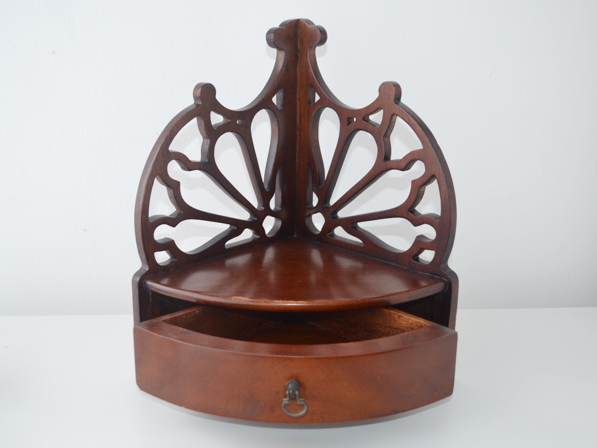 Georgian mahogany corner wall shelf, Chippendale fan fretwork detail and bow-fronted drawer, side view, England circa early 19th century