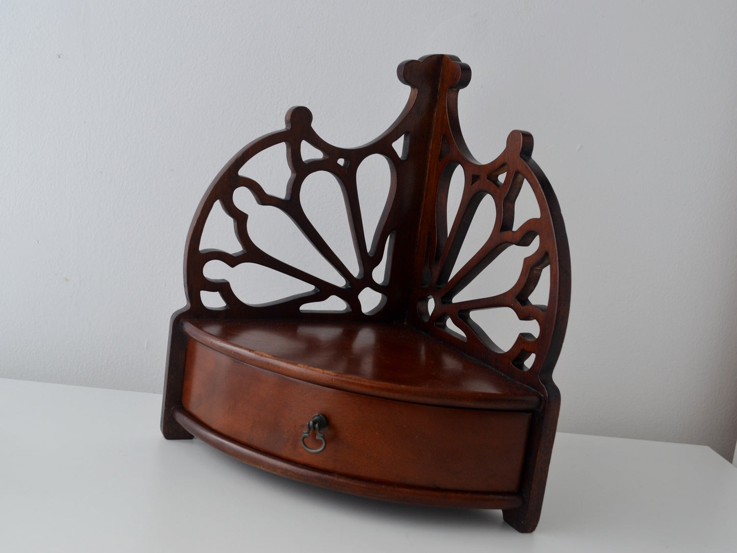 Georgian mahogany corner wall shelf, Chippendale pierced fretwork back panels and single drawer with brass ring pull, England circa 1800s, front view