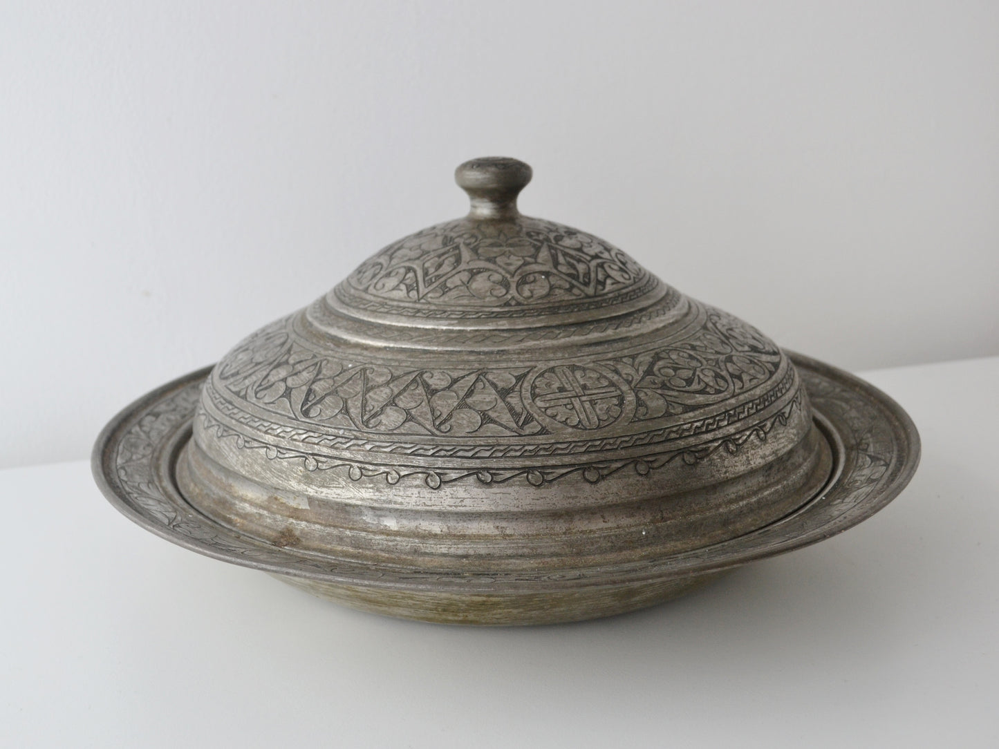 Persian tinned copper engraved lidded serving dish sahan, Qajar style arabesque decoration, circa late 19th century, front view